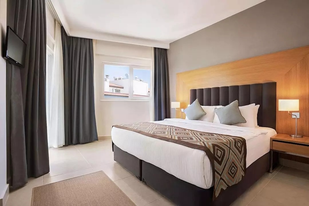 هتل رامادا هتل اند سوئیتس کوش آداسی